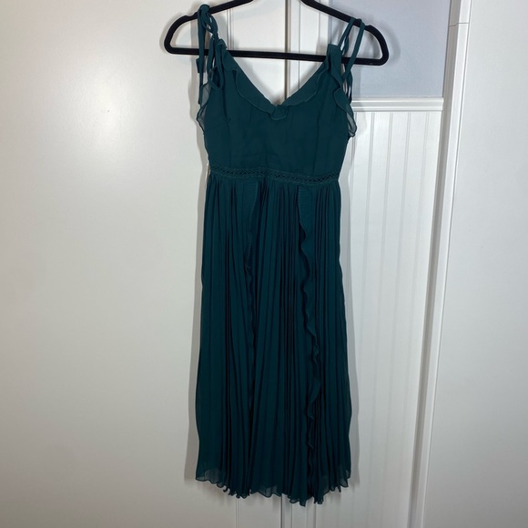 Lulus Never a Dull Moment Tie-Strap Pleated Midi Dress V-Neckline, Emerald Green - Picture 3 of 8